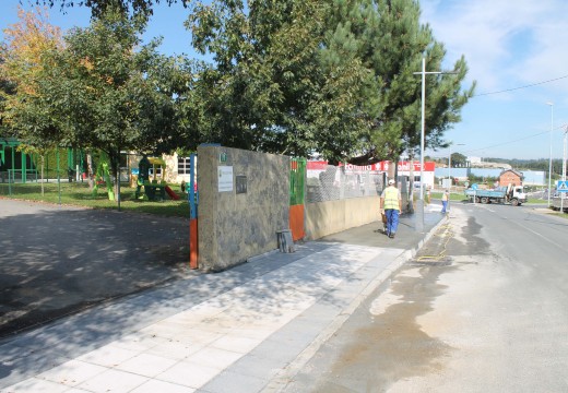 O Concello de Oroso inviste 60.000€ en construír beirarrúas e instalar alumeado público nos accesos á gardería da Ulloa